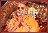 Swamishri begins his blessings by offering his sashtang dandvat pranam to everyone 