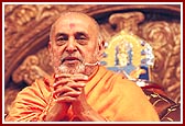 Swamishri begins his blessings by offering his sashtang dandvat pranam to everyone 