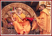 Swamishri inaugurates a new BAPS English publication: Perspectives 