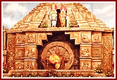 Swamishri seated amidst the backdrop of Konark Mandir made of jute and bamboo 