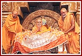 Pujya Kothari Swami and Pujya Tyagvallabh Swami honor Swamishri with a shawl 