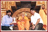 Swamishri blesses the devotees of Kolkata 