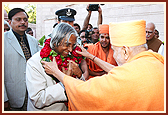 Swamishri garlands President Abdul Kalam and welcomes him to Akshardham