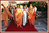 Swamishri, the President and guests make their way from the reception to the stage 