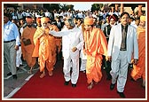 Swamishri, the President and guests make their way from the reception to the stage 