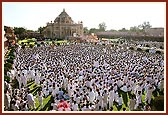 Balaks seated on the lawn in front of the Akshardham monument