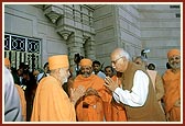 Swamishri greets the Deputy Prime Minister Shri L. K. Advani and Chief Minister of Gujarat Shri Narendra Modi (behind) 