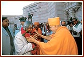 Swamishri garlands President Abdul Kalam and welcomes him to Akshardham