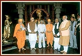 Inside the Akshardham monument: (L to R) Pujya Ishwarcharan Swami with Thakorji, Deputy Prime Minister L.K. Advani, President Abdul Kalam, Swamishri, Governor of Gujarat Kailashpati Mishra and Chief Minister of Gujarat Narendra Modi 