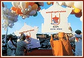 Releasing of peace balloons by Swamishri, dignitaries and 20,000 children 