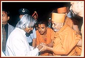 H.E. President Abdul Kalam and Swamishri mutually thank each other before the President departs from Akshardham 