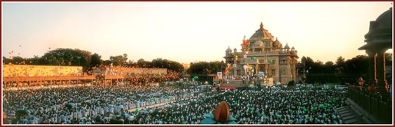 Releasing of peace balloons by Swamishri, dignitaries and 20,000 children 