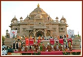 'He matrubhumi Bharat, tuj pad vandna.' - Welcome dance by BAPS children 