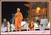 Swamishri blesses the assembly