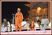 Swamishri blesses the assembly