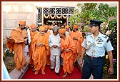 Swamishri, the President and guests make their way from the reception to the stage 