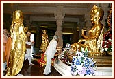 The President and invited dignitaries offer their respects to Bhagwan Swaminarayan by placing flowers at His feet 