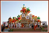 Releasing of peace balloons by Swamishri, dignitaries and 20,000 children 