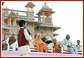 Welcoming the stage guests two balaks narrate a story comparing the lives of Swamishri and the President highlighting their services to the nation in the fields of spirituality and science 