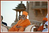 Welcoming the stage guests two balaks narrate a story comparing the lives of Swamishri and the President highlighting their services to the nation in the fields of spirituality and science 