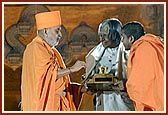 Swamishri honors the President with a shawl and memento of Akshar Deri