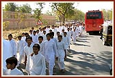 BAPS children arriving at Akshardham from all over Gujarat and Mumbai