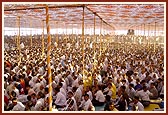 Devotees listen to Swamishri's blessings