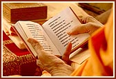 Swamishri reading Janmangal Namavali
