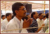 Devotees engrossed in Swamishri's puja darshan