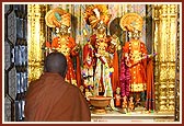 Swamishri engaged in Thakorji's darshan