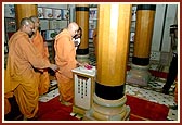 Touches the holy charnarvind on the shrine - the spot where Shastriji Maharaj passed away in the Rang Mandap