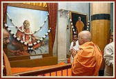 Engaged in darshan of Shastriji Maharaj