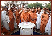 Swamishri performs a pradakshina of the charnarvind shrine on the ground of Yagnapurush Smruti Mandir