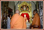 Darshan of Brahmaswarup Shastriji Maharaj in the Smruti Mandir