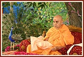 Chants the Swaminarayan mahamantra