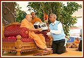 To mark the occasion, BAPS has launched a new program to promote the use of motorcycle helmets. Swamishri inaugurated a helmet and handed helmets to BAPS volunteers