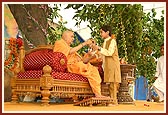 Also, Swamishri blesses balaks who made outstanding achievements in recitations of Vachanamrut, Swamini Vato, shloks and kirtans under the occassion of Goldern Anniversary Celebration of BAPS Children's Forum 