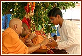 Also, Swamishri blesses balaks who made outstanding achievements in recitations of Vachanamrut, Swamini Vato, shloks and kirtans under the occassion of Goldern Anniversary Celebration of BAPS Children's Forum 