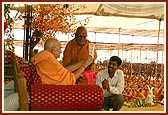 Swamishri releases the Marathi version of Margadarshika