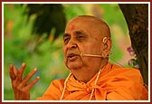 Swamishri blesses the festival congregation