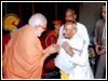 Pujya Kothari Swami felicitates Shri Rasik Parikh