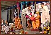 New publication release ceremony by Swamishri with General Secretary Dr. Bhandari (left) and President of Akhil Bharatiya Darshan Parishad Dr. S.P. Dubey (right) 