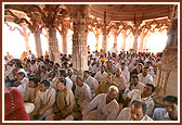 Devotees eagerly witness Swamishri perform the murti-pratishtha rituals of Shri Akshar Purushottam Maharaj