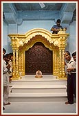 Swamishri observes the mandir dome, sinhasan and pradakshina