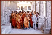 Swamishri observes the mandir dome, sinhasan and pradakshina