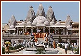 Swamishri visits the mandir and its grounds