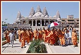 Swamishri visits the mandir and its grounds
