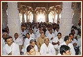 Devotees eagerly witness Swamishri perform the murti-pratishtha rituals of Shri Akshar Purushottam Maharaj