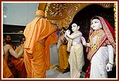 Performs pujan of Shri Radha-Govind and Shri Harikrishna Maharaj