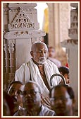 Swamishri blesses the devotees by showering rice grains